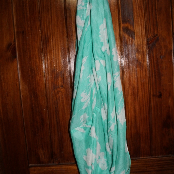 Vintage Style Hat, Earrings, & Beautiful Illuminating Scarf/Wrap☆SCARF GLOWS - Picture 10 of 14